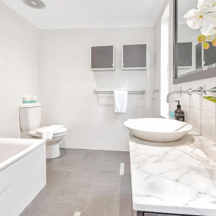 Stylish Terrace Oasis 2br In Vibrant Surry Hills Sydney